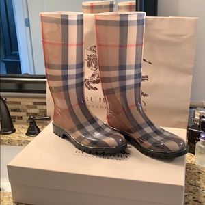 New with Box Burberry Housecheck Rainboot! Size 40